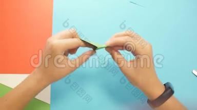 在创意工作室，少年`的双手与纸合作，<strong>儿童表演</strong>折纸